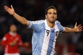 米兰双雄奋战激烈，意甲冠军悬念未解